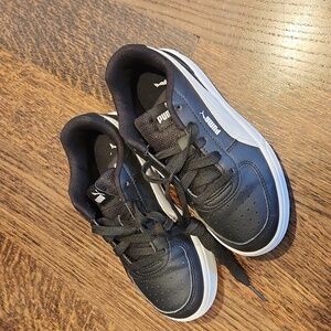 Kids puma sneaker is sz 1
